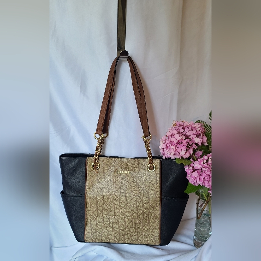 Calvin Klein Purse š - Picture 2 of 16